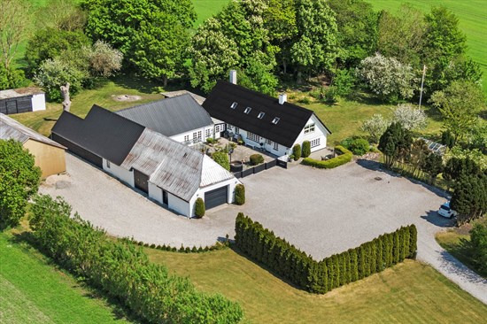 Robstrupvej 1 og 1 anden boliger er kommet til salg denne uge i Grenaa - se boligerne her.