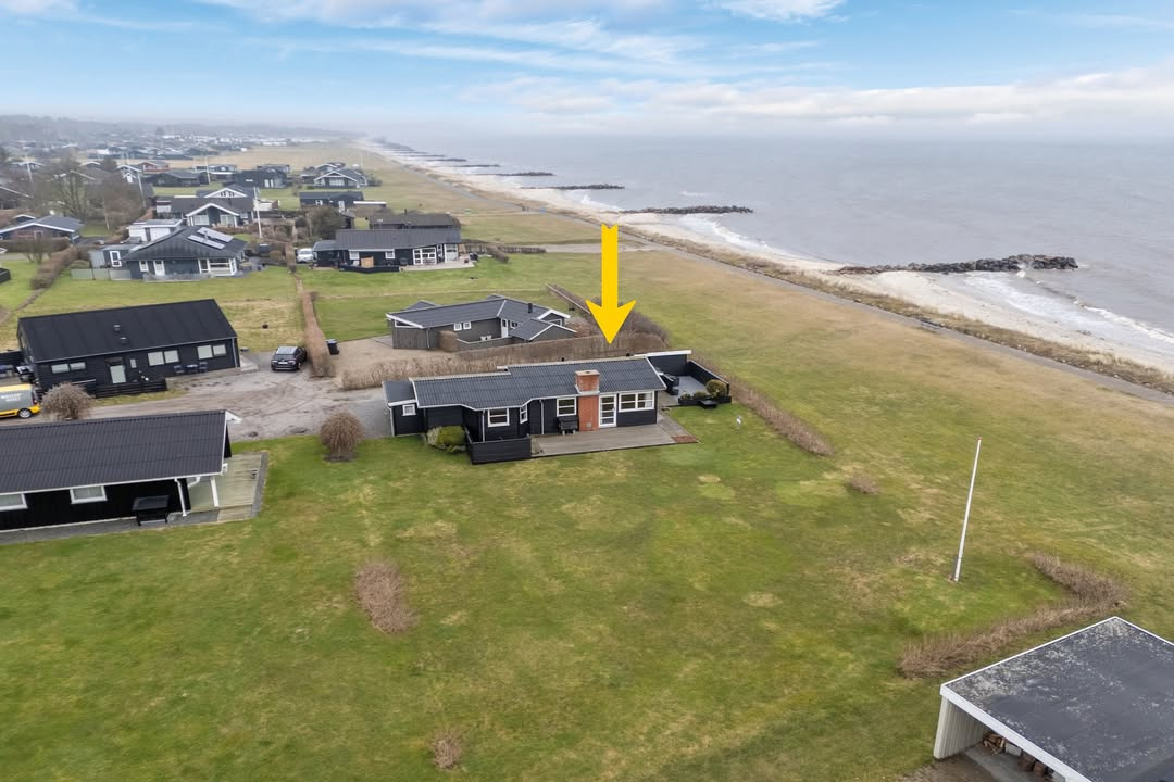 Mæglerhuset Sæby præsenterer sommerhus i første række på Sæby Nordstrand til 2.395.000 kr.
