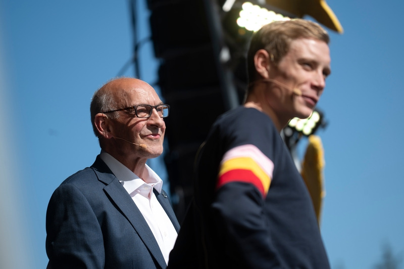 Jonas Vingegaard får nu sin anden æresflise på Rådhustorvet i Skive