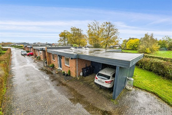 Rækkehus 100 m² på 427 m² grund med terrasse, have og carport i grønne omg.