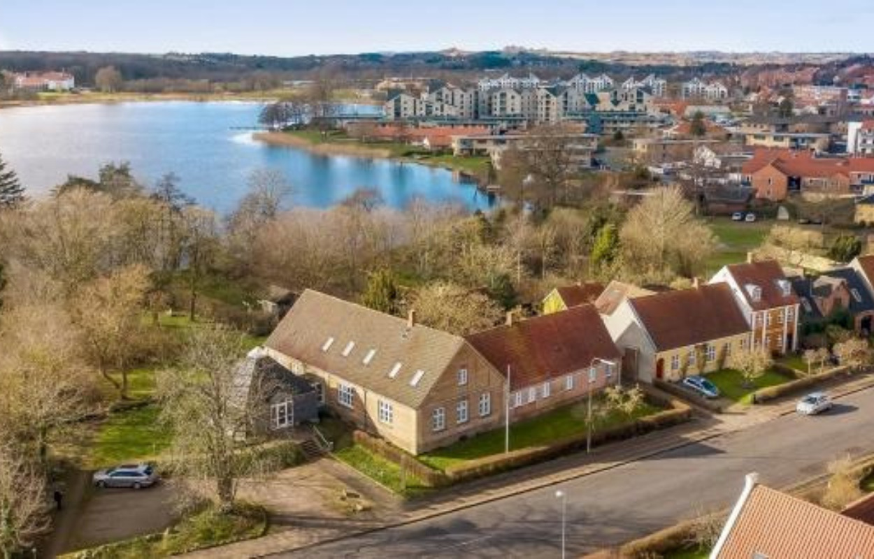 Sidste chance for at købe byens gamle dommergård