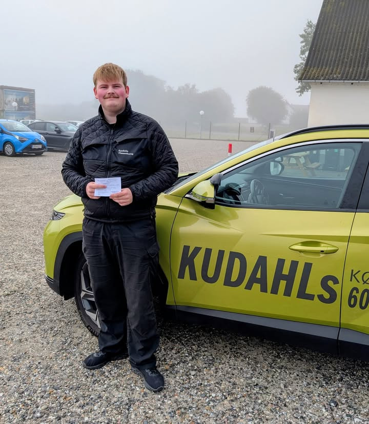 Kudahls Køreskole fejrer Emil med et nyerhvervet kørekort