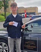 Benjamin får kørekort i første forsøg hos Guldkortet køreskole