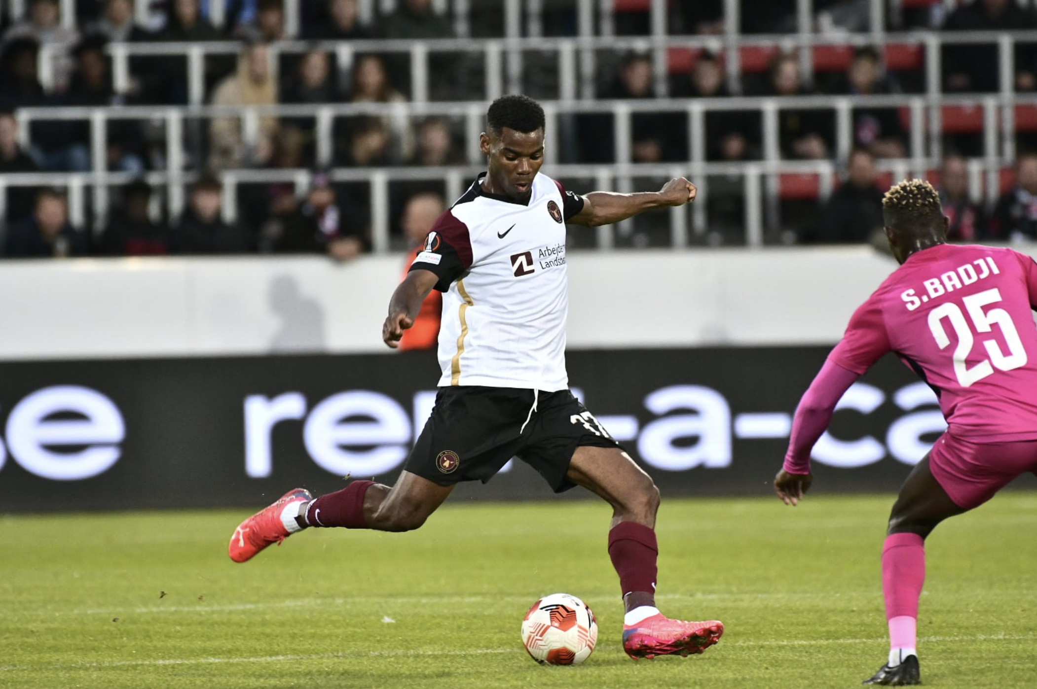 Raphael Onyedika forlænger med FC Midtjylland