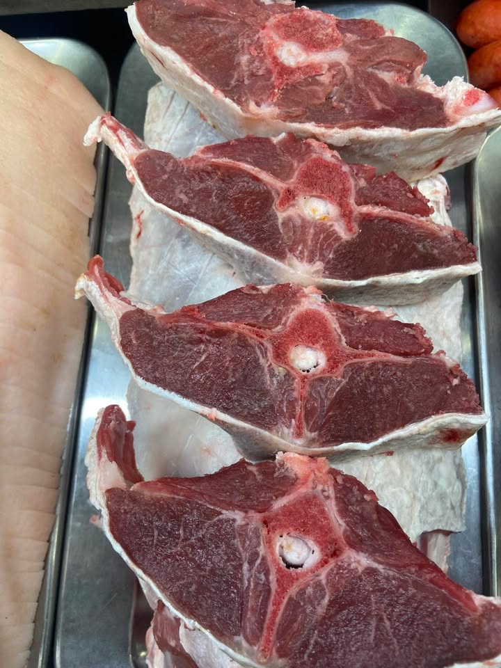 Elling Slagterforretning tilbyder friske lammekøller og møre bøffer til weekenden