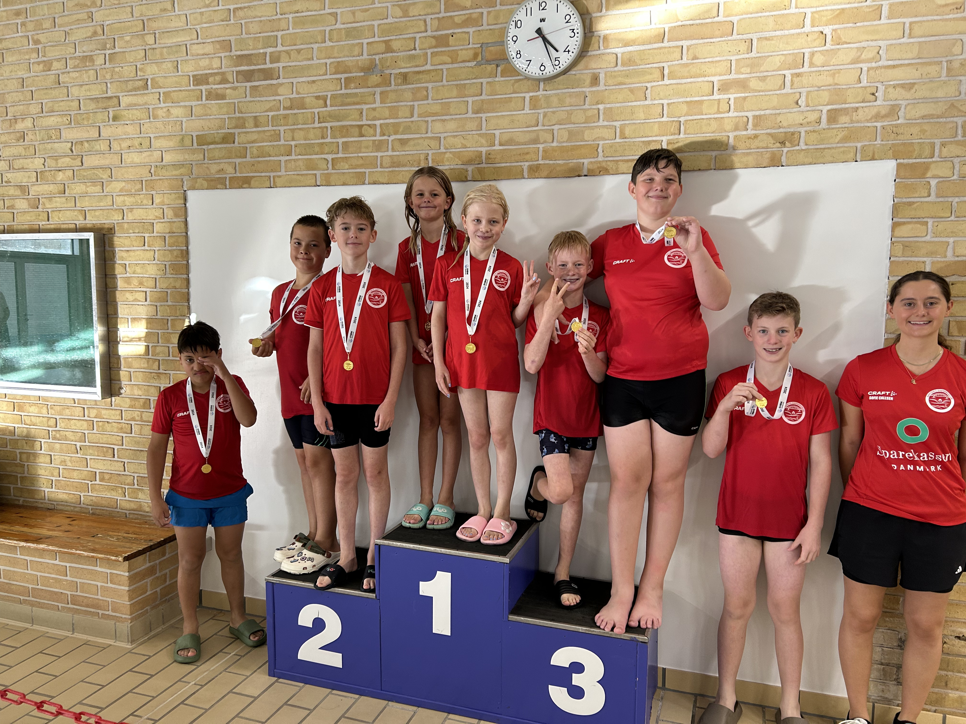 Aabybro Svømmeklubs øvede svømmere i aktion ved sæsonens første stævne i Jetsmark