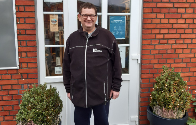 Mads beviser, at børster af naturprodukter er bedre end børster af plastik