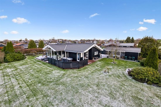 Valmuevej 49 og 2 andre boliger er kommet til salg denne uge i Rønde - se boligerne her.