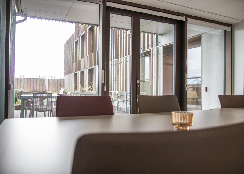 Kommunalbestyrelsen og ældrerådet fik rundvisning i de nye plejeboliger