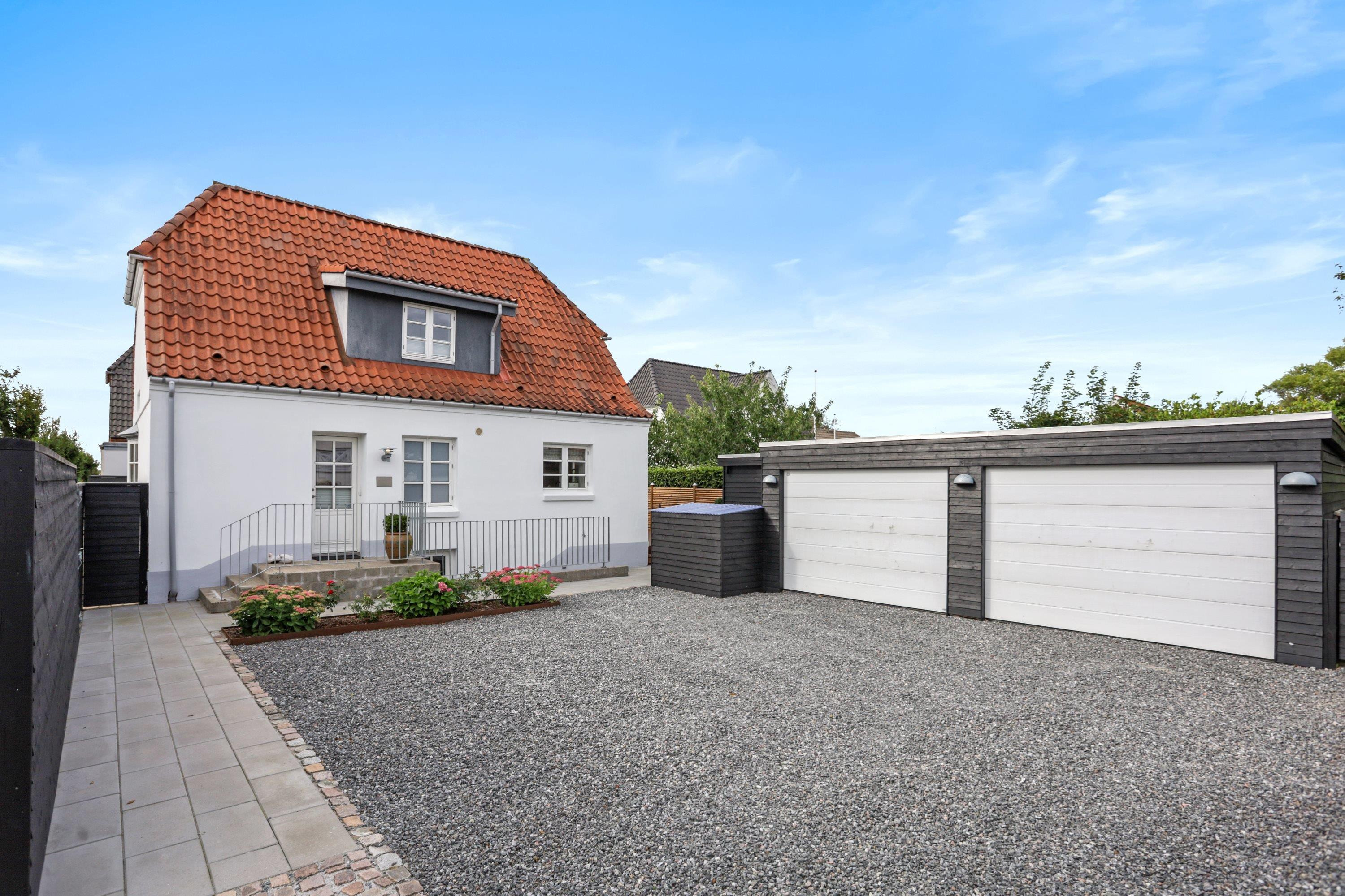 Til salg hos Mæglerhuset Brønderslev: Stilfuld villa med charmerende detaljer