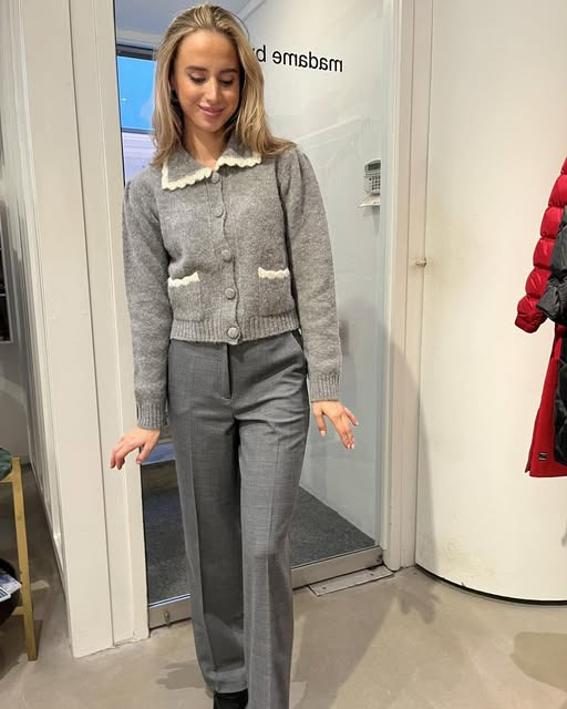 Madame by Stenild præsenterer feminin ulden strik cardigan og klassisk Cambio buks