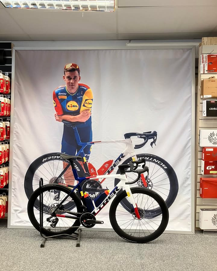 Sæby cykler afslører nyt banner og hylder dansk cykelhelt Mads P.