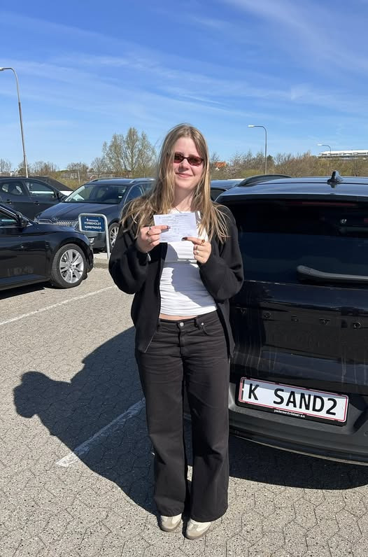 Kenneth Sand Køreskole fejrer Ida Marie Heick Hjerrild-Jensens succesfulde køreprøve på første forsøg
