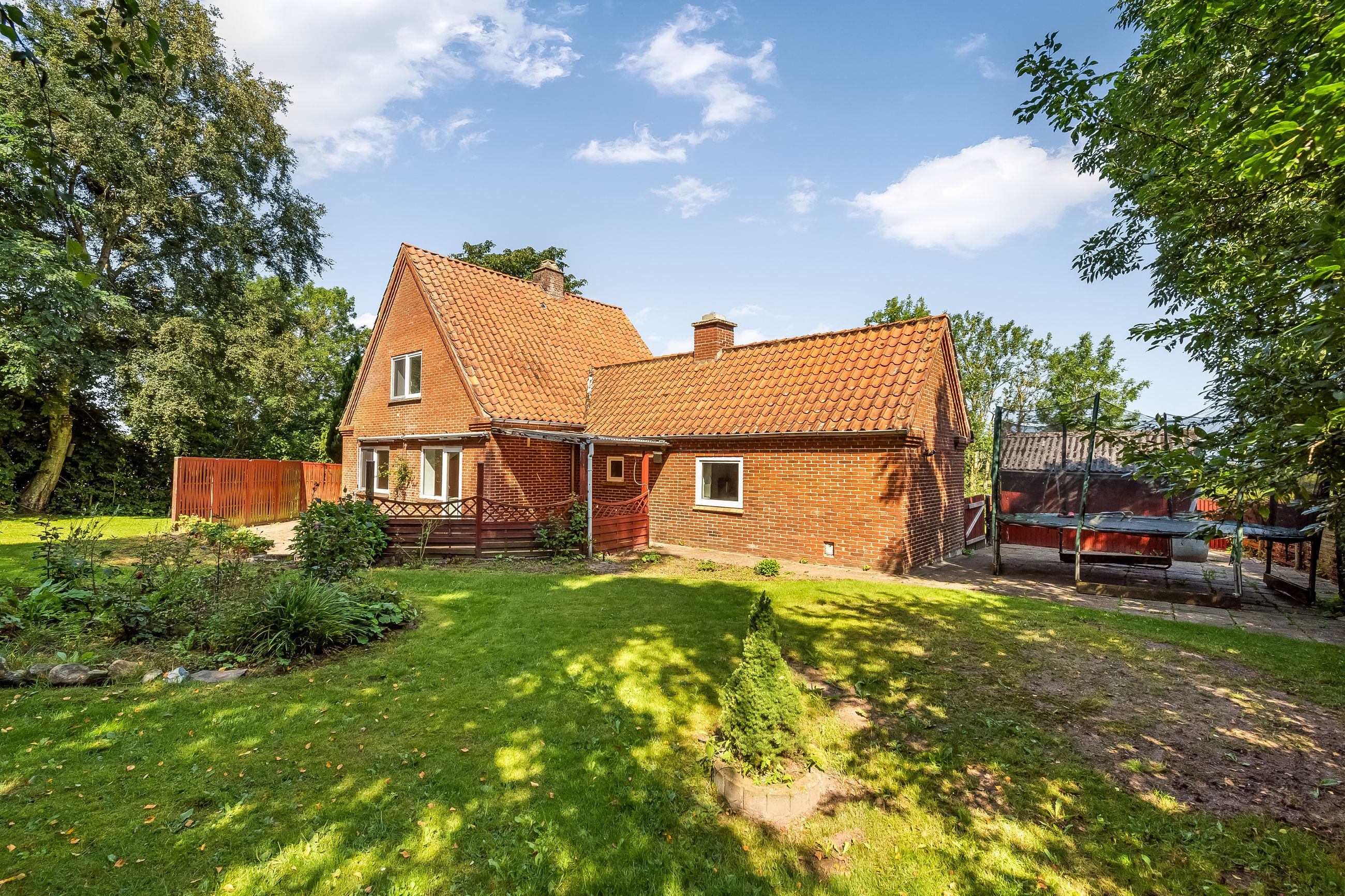 Velholdt, velindrettet villa med dejlig have og naturskønne omgivelser