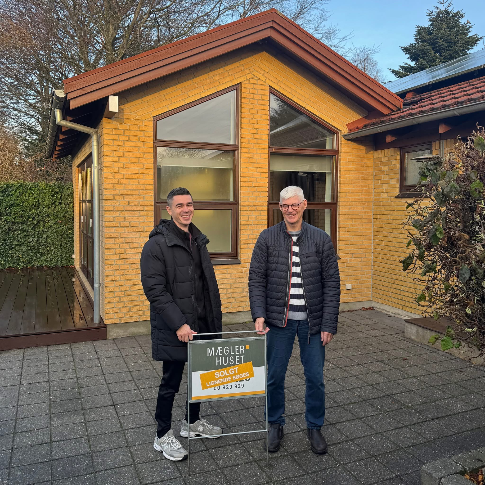 Mæglerhuset Brønderslev fejrer succesfuld bolighandel i Brønderslev