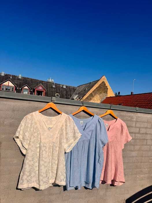 Skott Aalborg præsenterer søde lette sommerbluser fra 2-biz