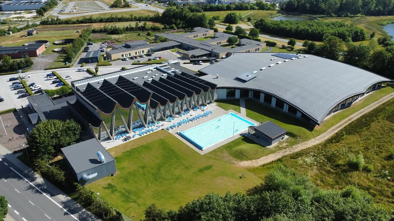 Herning Svømmehal fremviser fantastiske dronebilleder af Årstidsbassin og sauna i solskin