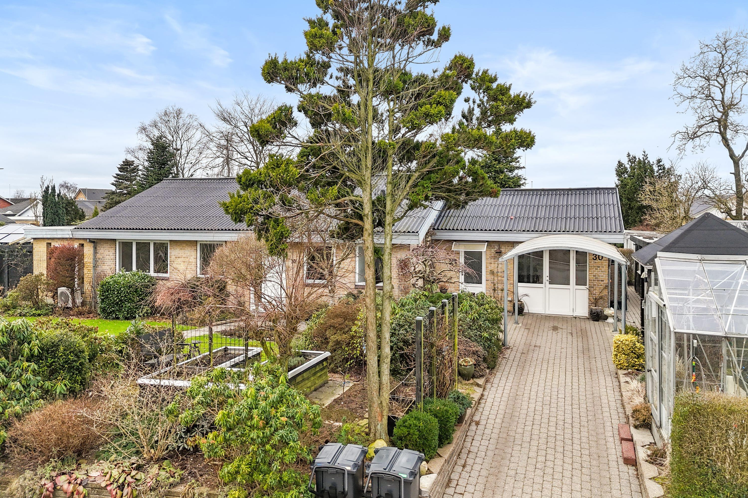 Til salg hos Mæglerhuset Brønderslev: Skøn etplansvilla med hyggelig have i Sydbyen