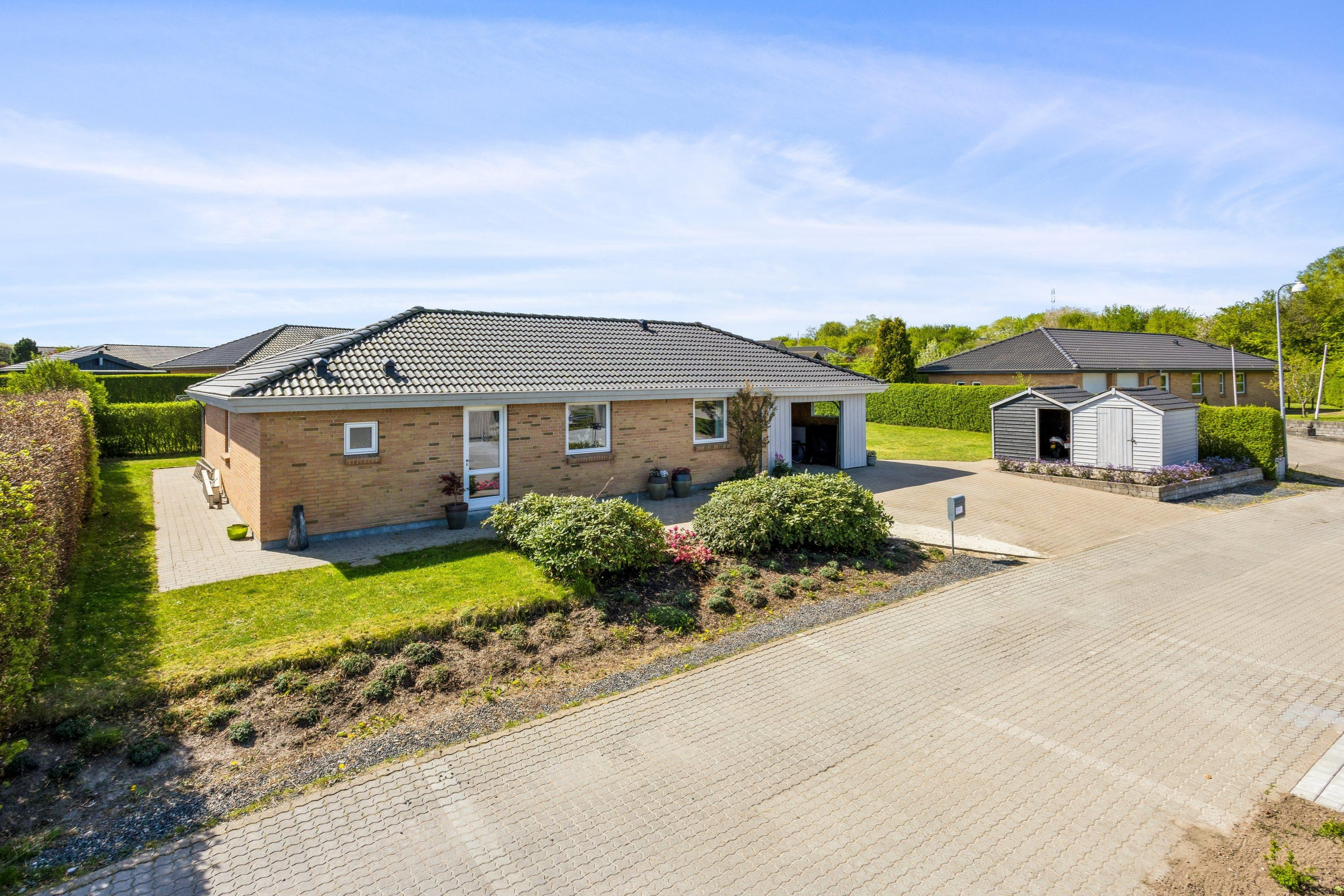 Til salg hos CD Bolig - Lene Bang & Søren Bregnhøj: Flot etplansvilla med solrig have i Grauballe