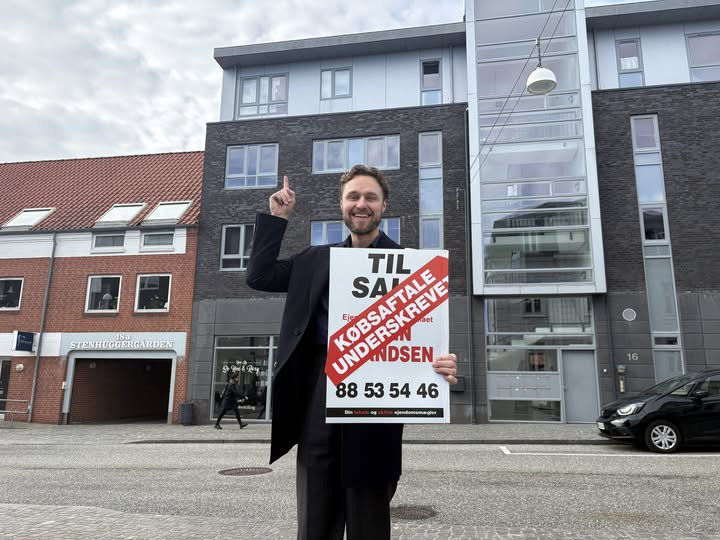 John Frandsen Herning underskriver købsaftale på ny bolig i Fonnesbechsgade