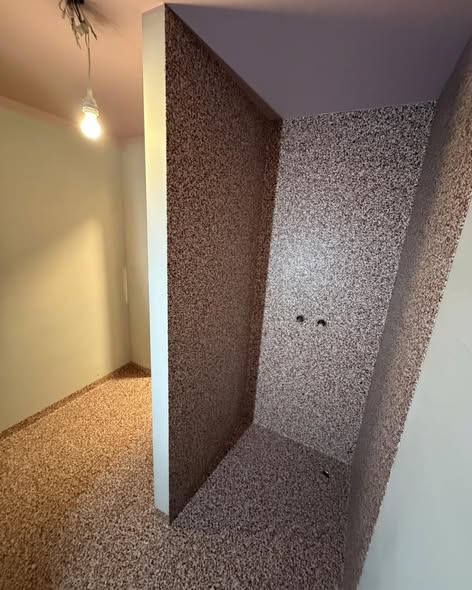 Kunden tør tænke anderledes: Viborg Gulvforum har skabt et unikt badeværelse med lyserød vinyl