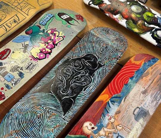 10 lokale kunstnere i nyt samarbejde: Street art på skateboards fylder ’Kunstvæggen’