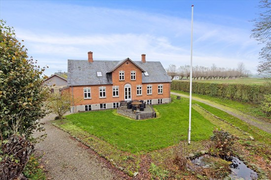 Top 6 over dyreste boliger til salg i Søndersø. Priser op til 3.395.000 kr