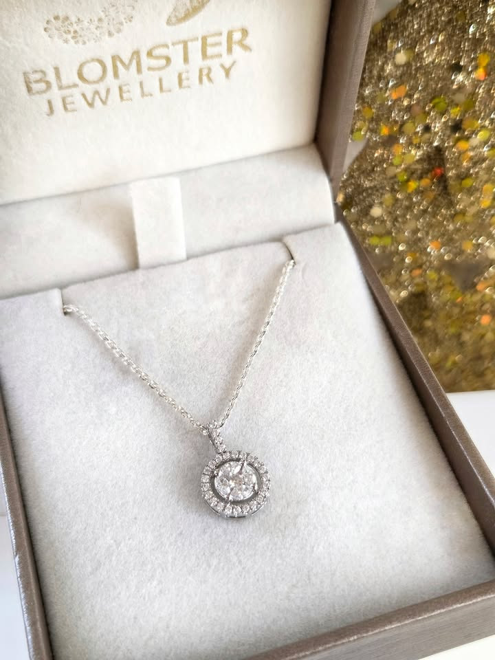 Smykkedesigner Helga Winther præsenterer årets julegaveidé med funklende vedhæng