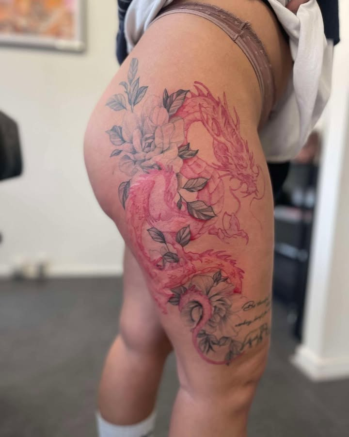 Elegant og stærk lår-tatovering af Mylle hos Hos Din Tatovør i Randers