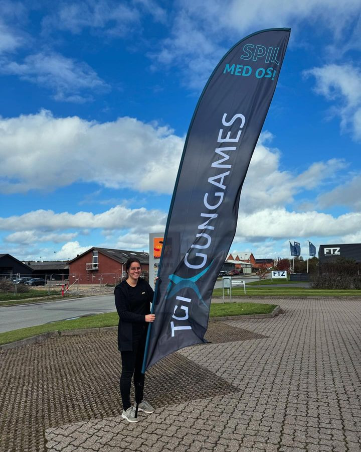 Skrannies Skilte & Reklame ApS fremviser ekstra store beachflag til optimal synlighed