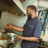Restaurant Under Klippen forbereder mad til FCM-kampen på søndag