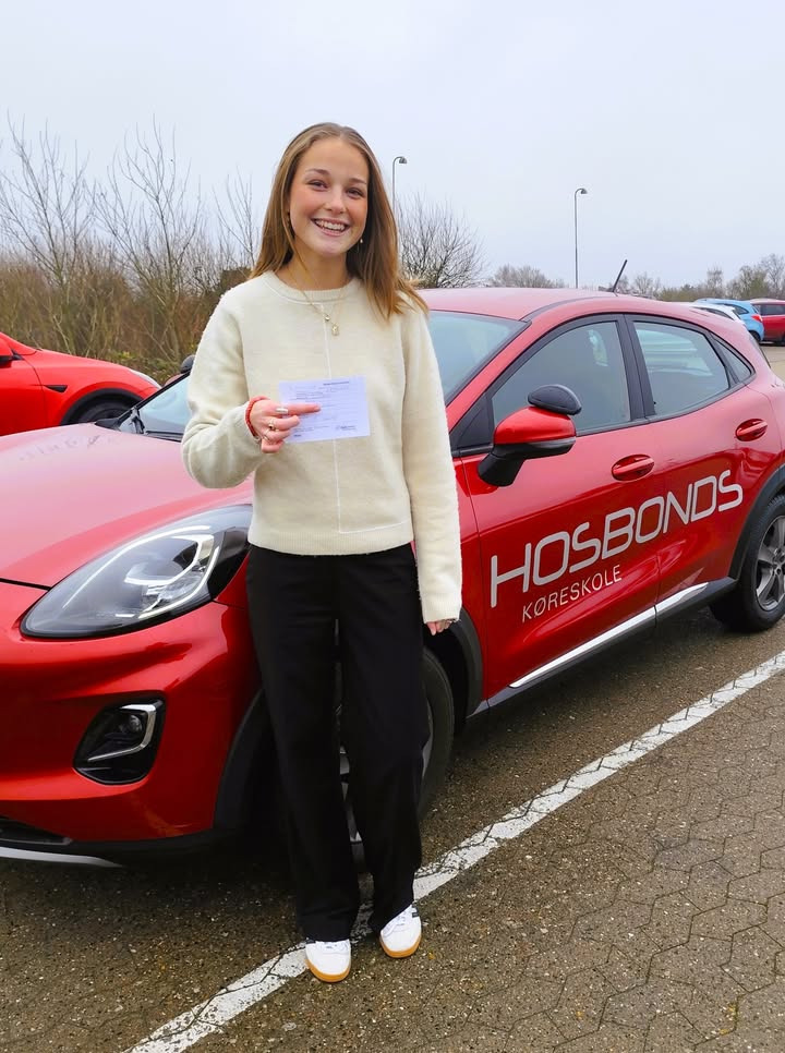 Rebekka fejrer kørekort og imponerende ros hos StartDriving.dk - Hosbonds Køreskole