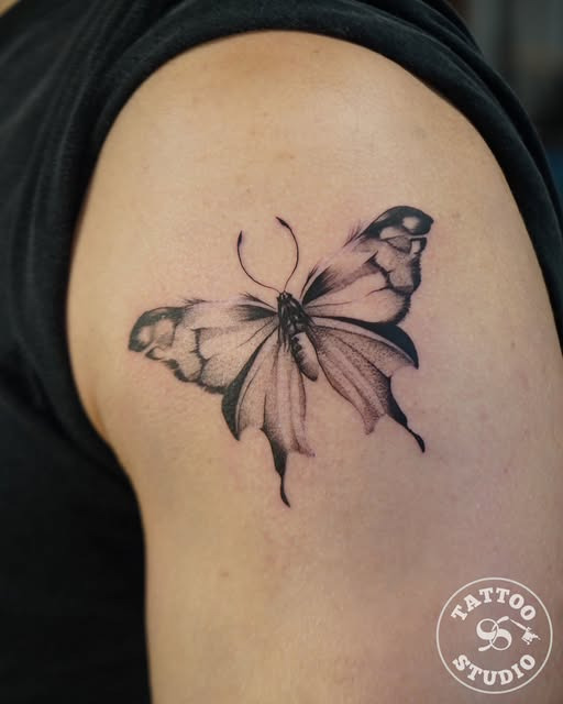 Tattoo Studio 96 præsenterer elegant fine line sommerfugl af Quentin