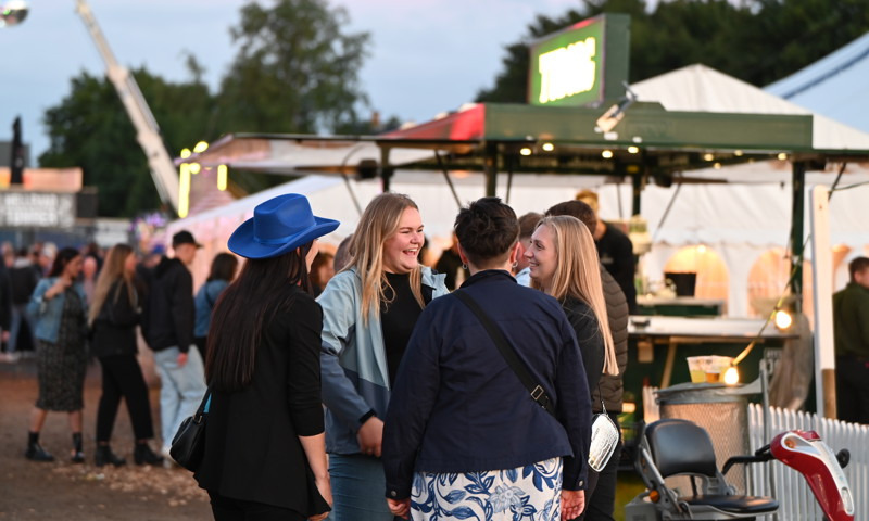 Aabenraa Kalder inviterer unge til VIP-fest og fællesspisning under ringridning for at styrke tilknytningen til området