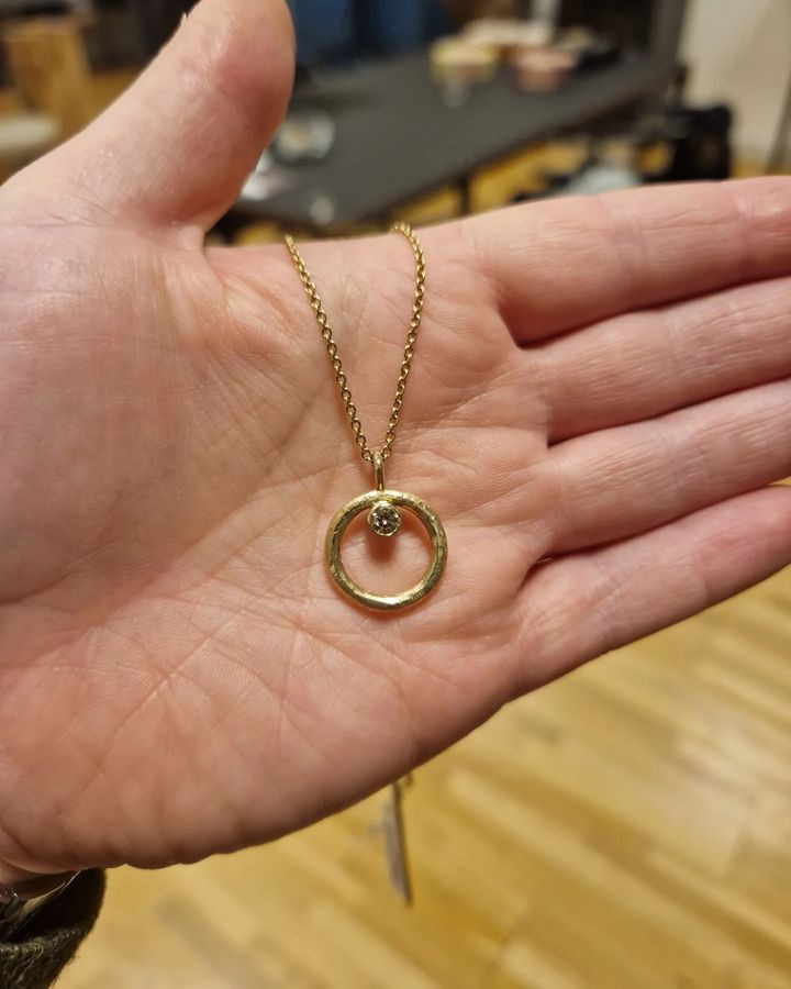 Guldsmed Ø præsenterer eksklusive smykker med champagnefarvede diamanter og røgkvarts