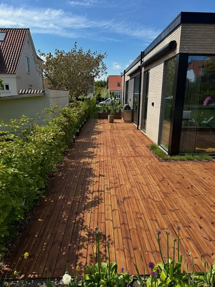 Øens Håndværkercentral Aps renoverer specialbygget træterrasse med professionel slibning
