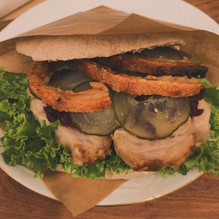 Fru Hansens Butik & Café tilbyder flæskestegssandwich på Valentinsdag fra kl. 12