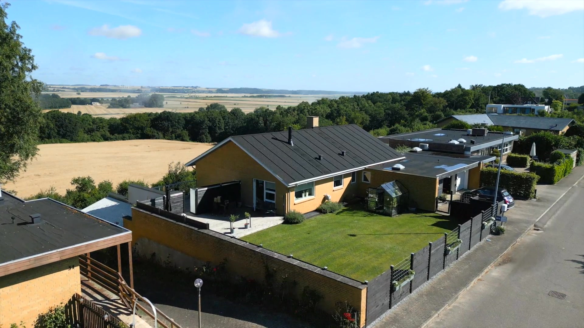 RealMæglerne Klaus Larsen tilbyder bolig i første række til naturen