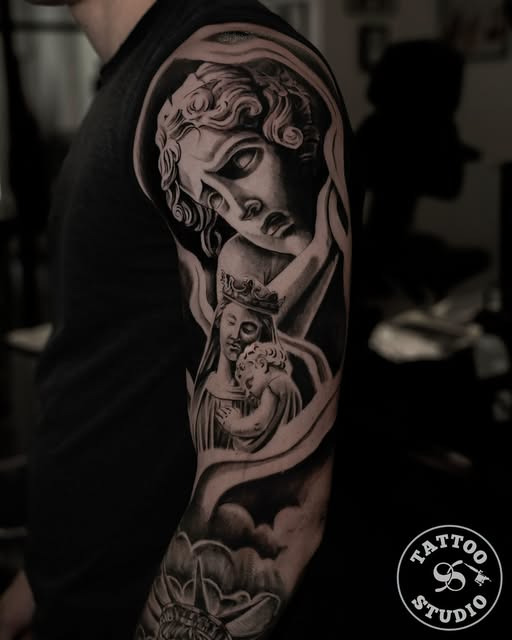 Tattoo Studio 96 Aarhus viser et black & grey sleeve skabt af Furkan