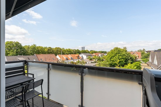 Indbydende og moderne lejlighed med altan og garage – centralt i rolige omgivelser