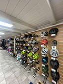 Fri BikeShop Vejle tilbyder cykelhjelme til hele familien