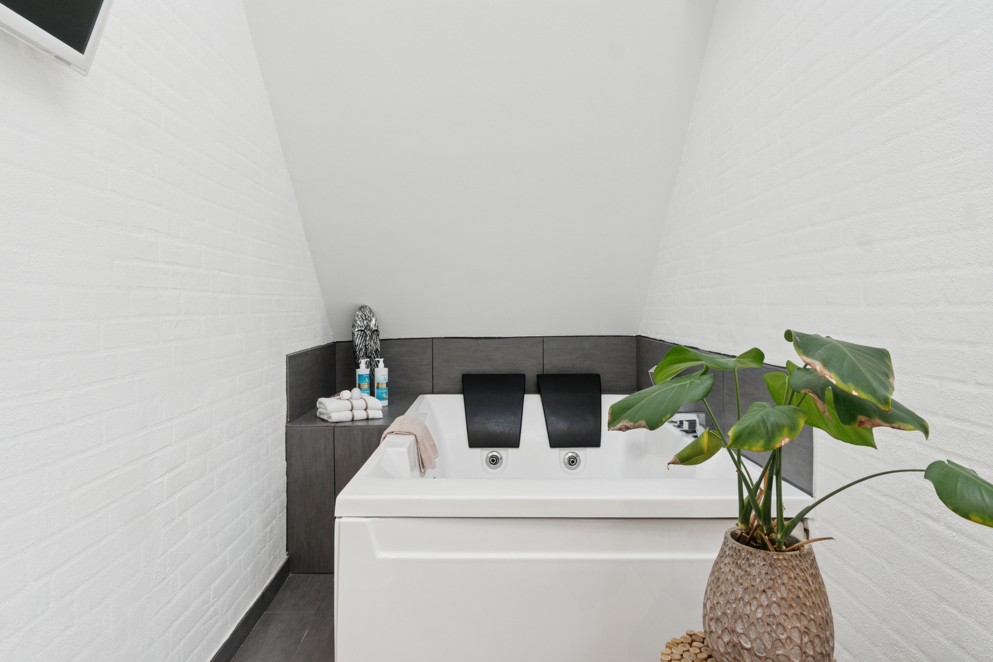 Til salg hos Lokalbolig Silkeborg - Mathias Bach & Co: Liebhavervilla direkte til Lyså