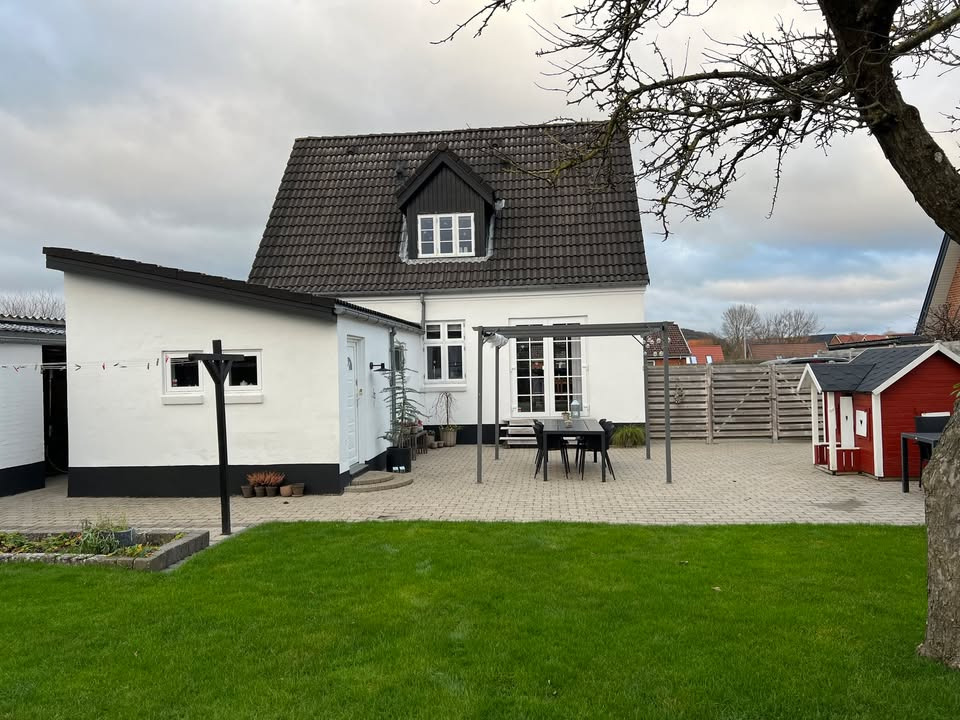 CD Bolig - Lene Bang & Søren Bregnhøj præsenterer moderniseret murermestervilla med parkering