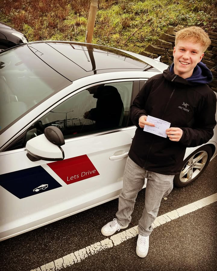 Frederik bestod køreprøven i første forsøg hos Lets Drive