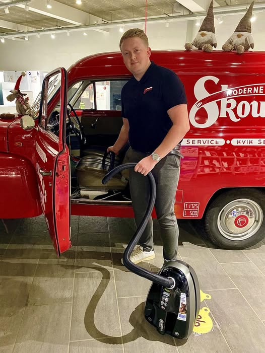 Emil tester Nilfisk støvsugeren hos Skousen Holstebro med imponerende resultater