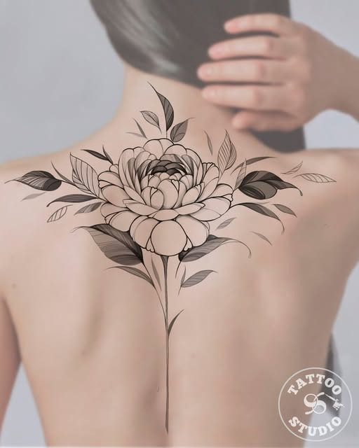 Tattoo Studio 96 Aalborg tilbyder elegant rygdesign med pæon af Inna