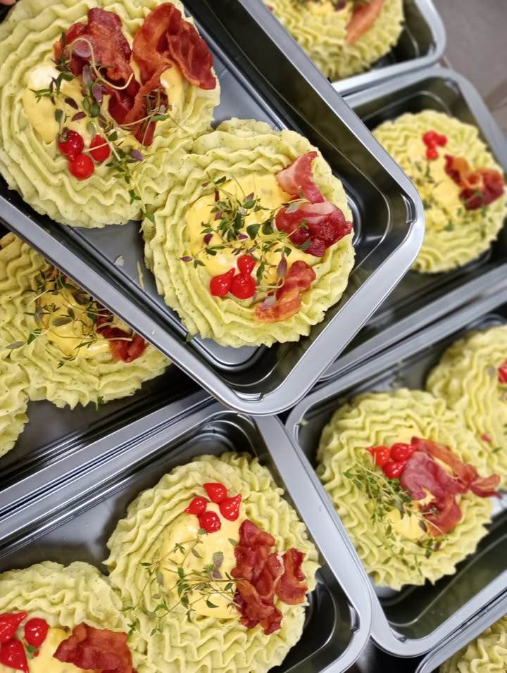 MENY Randers tilbyder hakkebøffer med kartoffelmos og bearnaisesauce til 2 personer for 85 kr