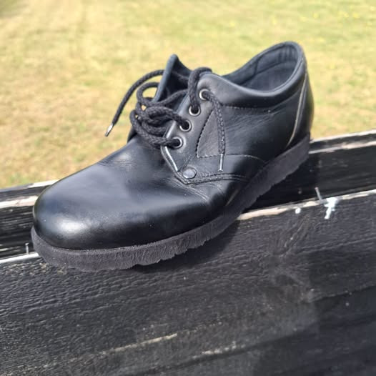 Elling Sko tilbyder Trim golfsko i sort skind til 399 kr.