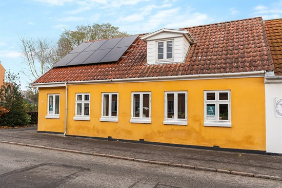 Nystedvej 1 og 1 anden boliger er kommet til salg denne uge i Sakskøbing - se boligerne her.
