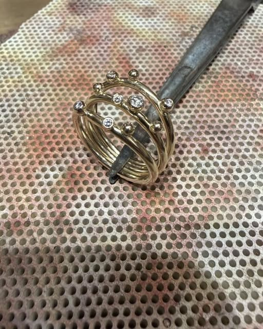 Guldsmed Lütken præsenterer smuk diamantbesat 14kt ring til ung dame